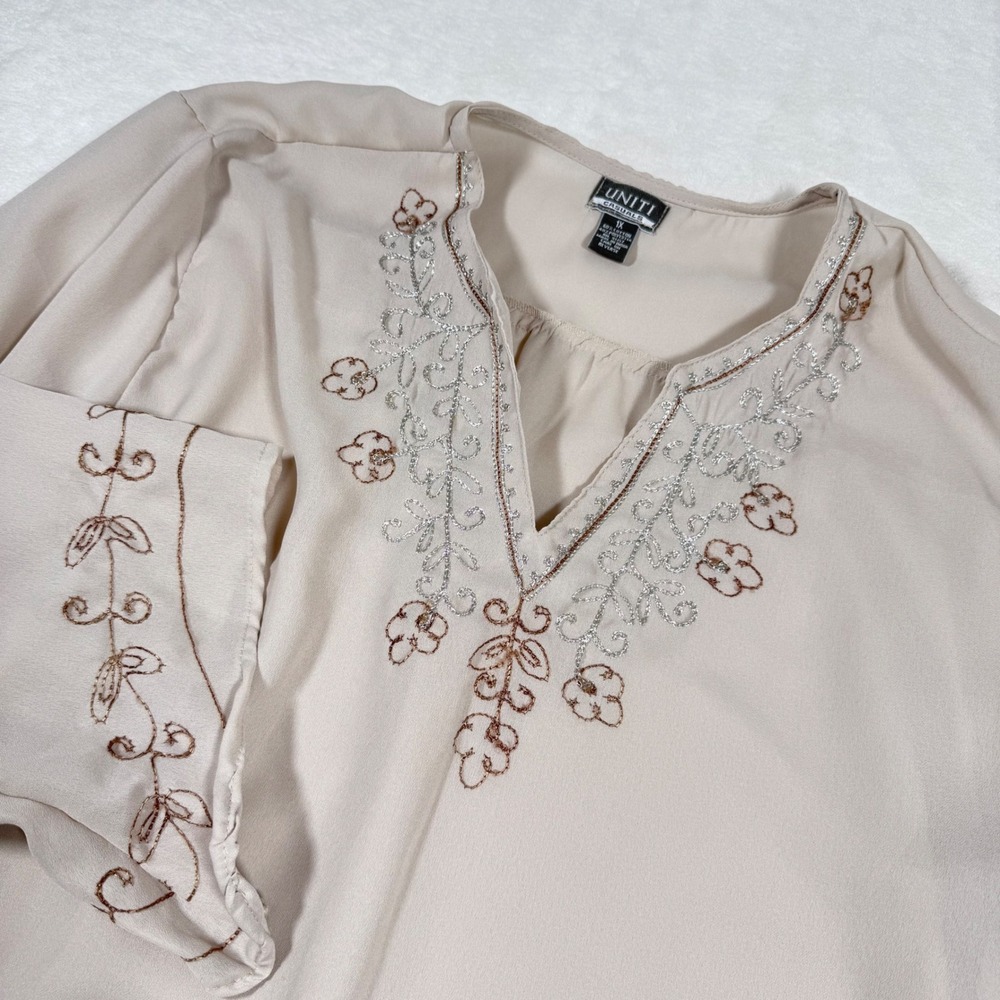 UNITI Casulas Womens 1X Beige Embroidered Floral V Neck Blouse‎ Top
